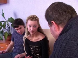 Длинноволосая русская сучка охотно дала себя поиметь раком
