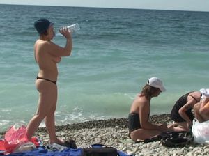 Дрочер тайком снимает на мобилу обнаженных людей на нудистском пляже