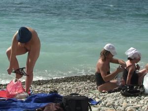 Дрочер тайком снимает на мобилу обнаженных людей на нудистском пляже