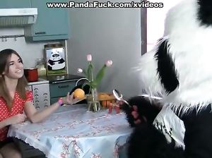 Сука делает минет - сосет страпон у панды