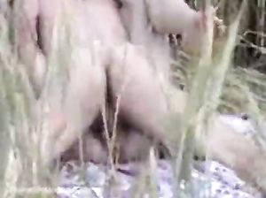 Реальное порно: пара трахается в поле в траве