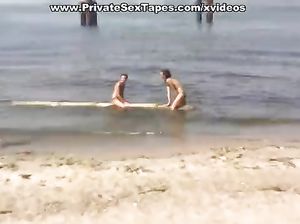 Плоская тощая Тамара скачет на члене друга на пляже