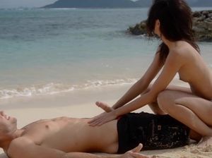 Влюбленная русская парочка занимается сексом на пляже Бали