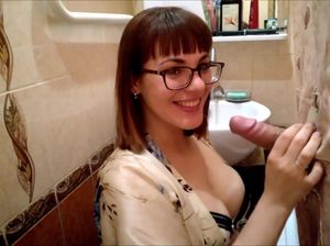 Очкастая девка в чулках сосет крупный перец через штору в ванной и глотает сперму