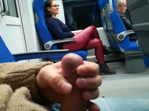 Развратница увидела член незнакомца и отсосала ему в поезде