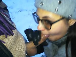 Экстремальная парочка занялась оральным сексом зимой на улице