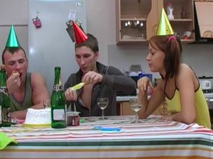 Парни поздравили русскую подружку с днем рождения и отодрали в два смычка