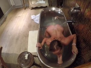 Желанная девушка голая в ванне онанирует резиновым членом