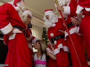 Малышка зарабатывает подарки под елку через групповой секс с Сантами