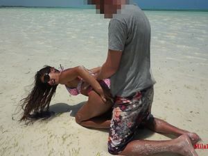 Загорелую русскую сучку ебут на пляже в анал