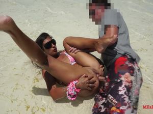 Загорелую русскую сучку ебут на пляже в анал