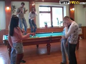 Молодые русские студенты без одежды развлекаются в частном доме