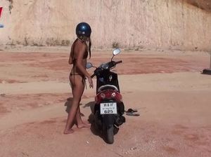 Мулат поимел в пизду загорелую туристку прямо на мотоцикле