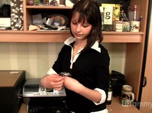 Миниатюрная русская девочка сняла трусики и показала пизду