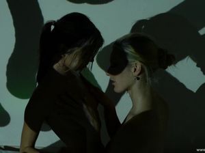 Красивый лесбийский секс двух девушек в романтичном полумраке