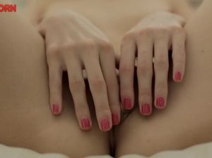 Милашка с маленькой грудью пальчиками доводит себя до оргазма