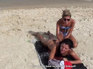Завораживающая куколка делает подруге эротический массаж на пляже