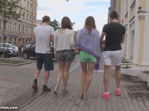 Блудливые русские студентки трахаются в номере отеля после пар
