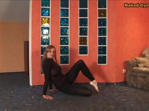 Русская гимнастка с большими натуральными сиськами показала стриптиз