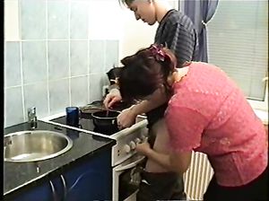 Мамаша совратила молодого сына на кухне сексом