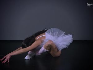 Красивая русская балерина сексуально позирует на съемках