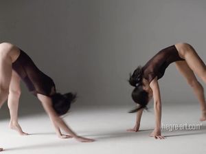 Голые гимнастки танцуют показывая все свои таланты