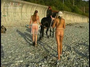 Голые девчонки скачут на коне и гуляют по пляжу
