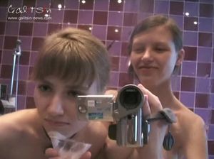 Стройные лесбиянки любуются собой в зеркале ванной