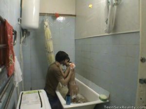 Пара снимает на простую камеру свой перепихон в ванной