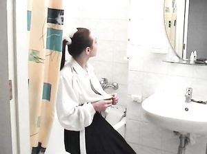 Подкачанный парень жестко дрючит студентку в ванной