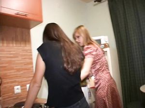 Русские лесбиянки закатили домашнюю вечеринку с бухлом