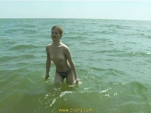 Русская студентка эротично купается голышом на море