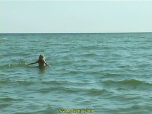 Русская студентка эротично купается голышом на море