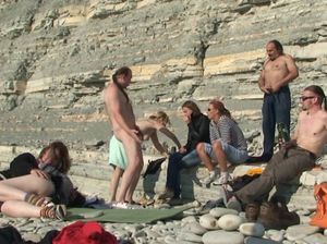 Дрочер подсматривает за сексом нудистов на пляже и голыми девками