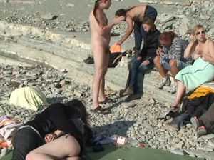 Дрочер подсматривает за сексом нудистов на пляже и голыми девками