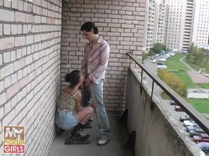 Русский пикапер развел девку на анальный секс на балконе