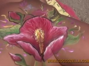 Художник на пляже рисует на женских вагинах