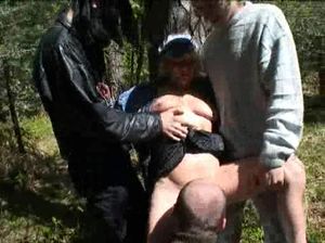 Трое мужчин дрючат жируху в лесу