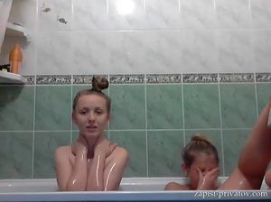 Роскошные и молодые рунетки показывают сиськи и попы в ванной
