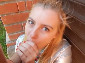18-летняя русская милашка сочно соснула хуйца