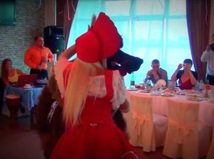 Очаровательная Красная Шапочка танцует перед гостями