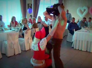 Очаровательная Красная Шапочка танцует перед гостями