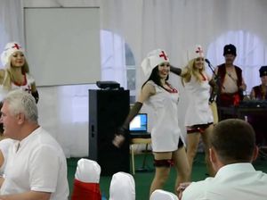Молодые медсестры показали зажигательный эротический танец