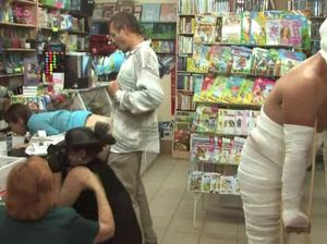Зрелый мужик трахает двух женщин в магазине