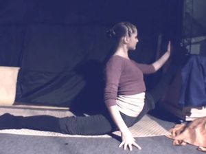 Молодая гимнастка демонстрирует эротическое выступление