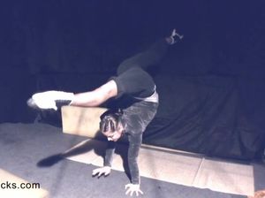 Молодая гимнастка демонстрирует эротическое выступление