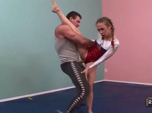 Молоденькая русская гимнастка отдалась стоя взрослому тренеру