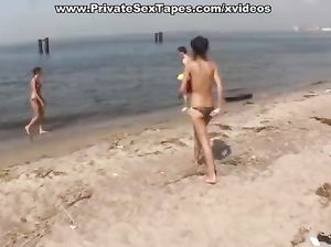 Плоская тощая Тамара скачет на члене друга на пляже