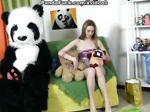 Медведь панды выебал девку розовым вибратором