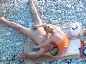 Скрытая камера снимает быстрый секс нудистов на пляже